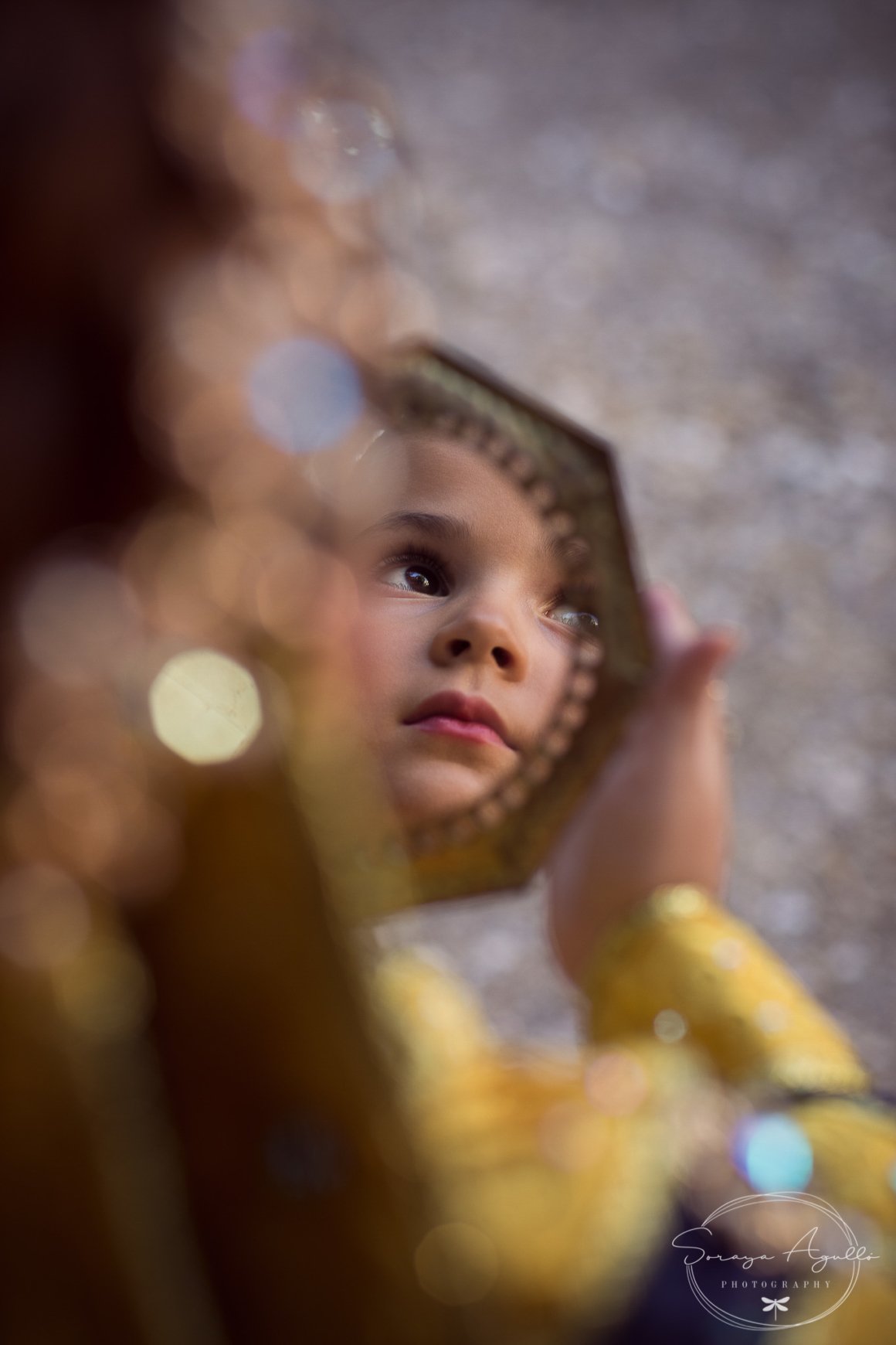 reflejo niña fiestas moros y cristianos