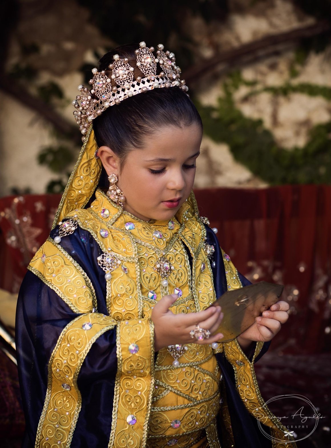 Niña traje musulmán y espejo