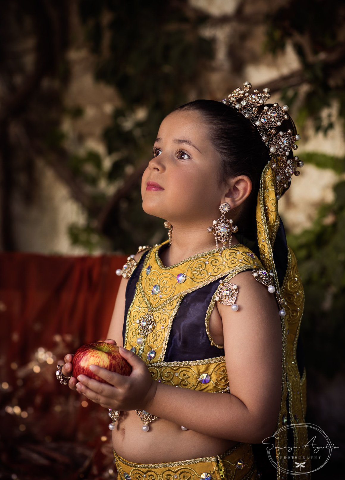 Niña mora manzana