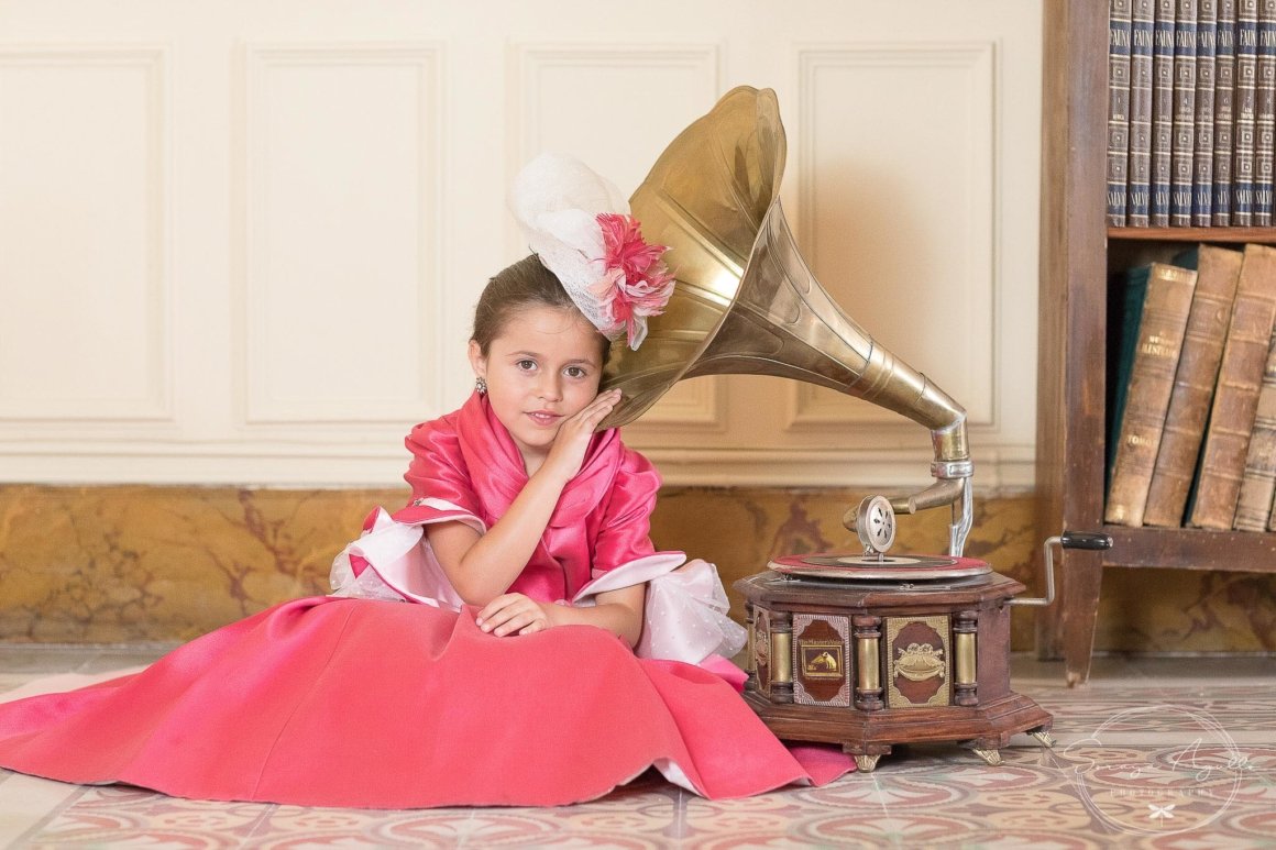 niña con gramófono en Caudete
