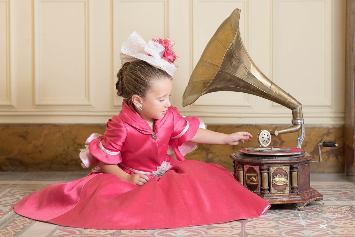 niña gramófono en Almansa