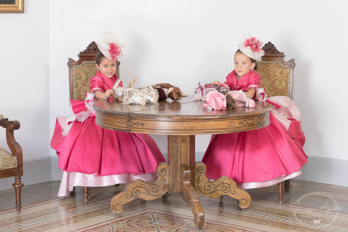 niñas en una mesa en Caudete por Soraya Agullo