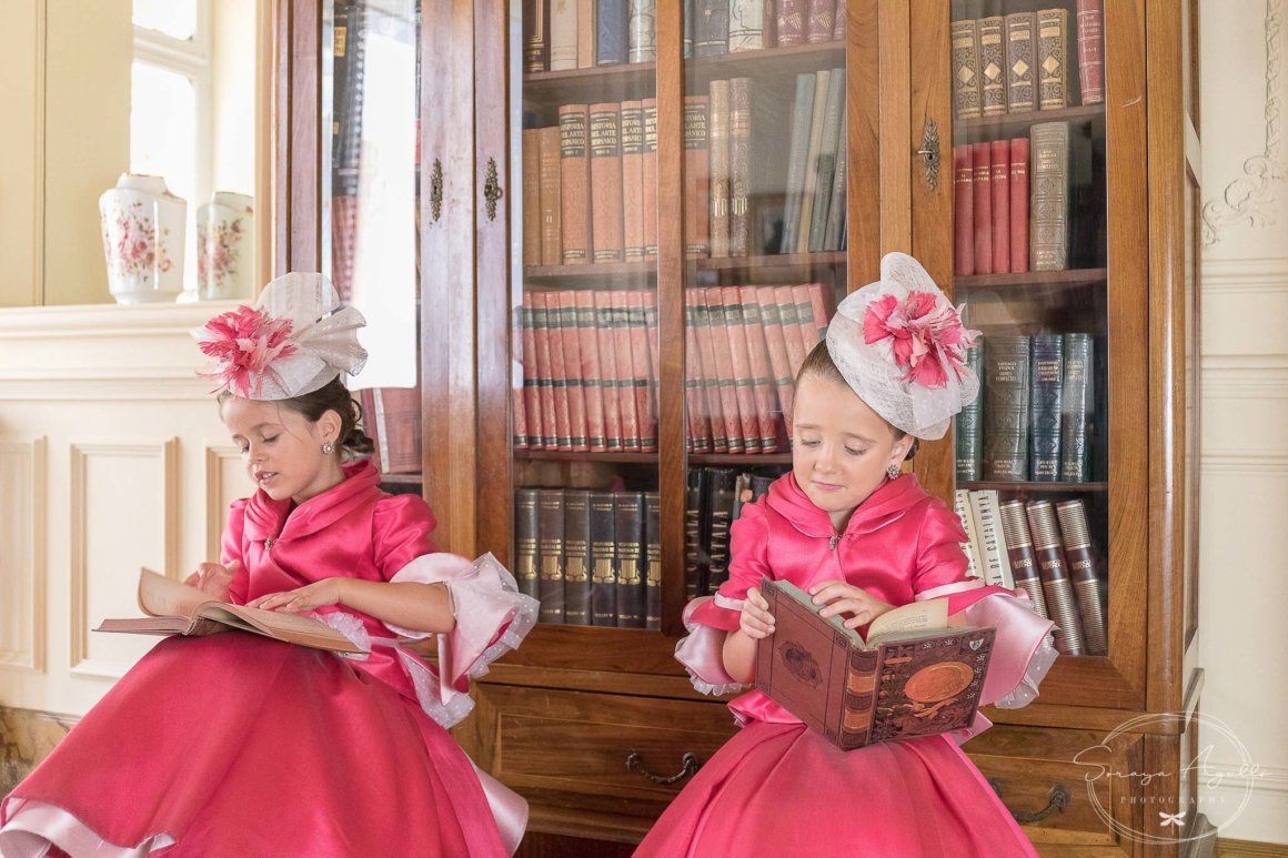 niñas leyendo fiestas de Almansa
