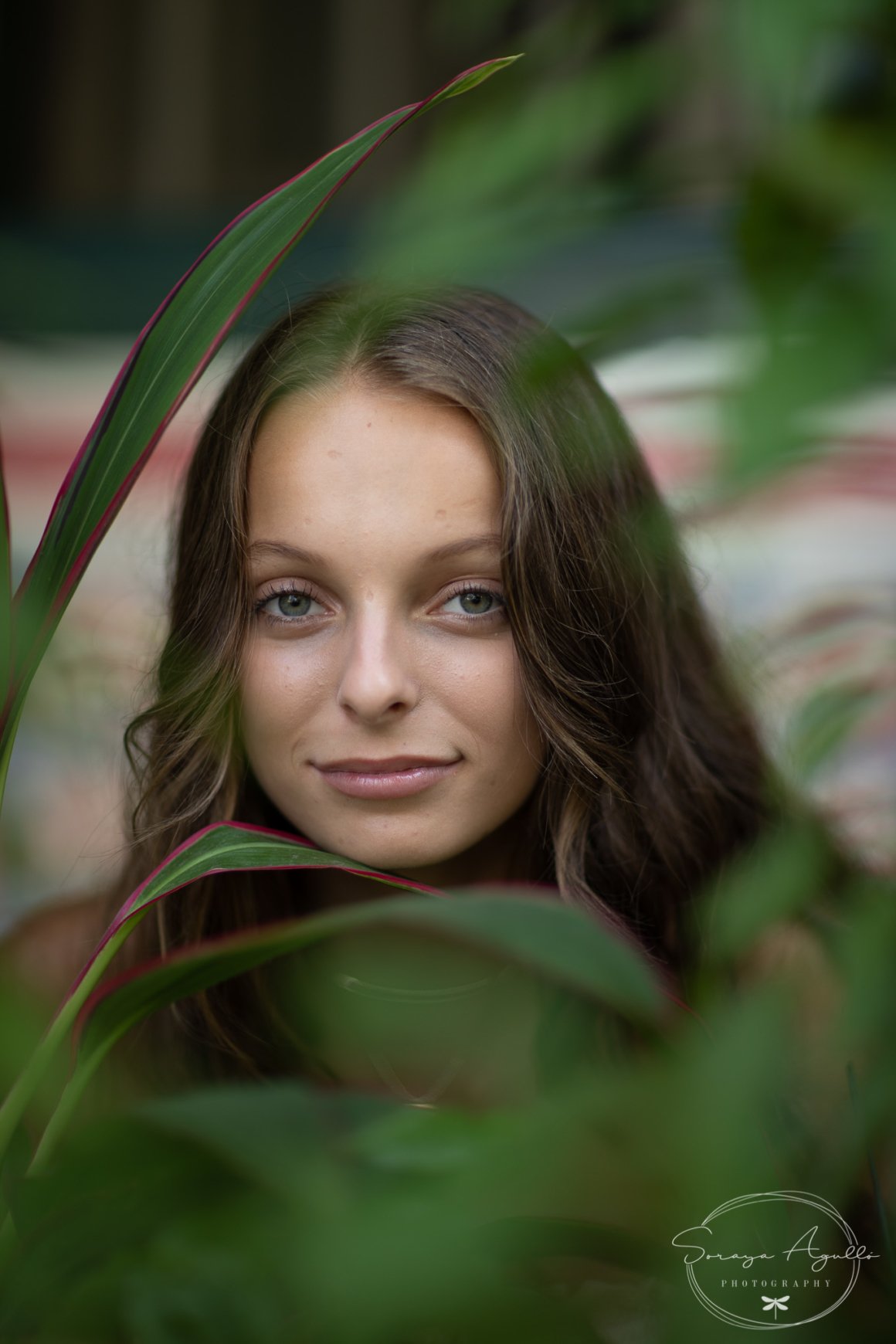 Retrato niña entre plantas