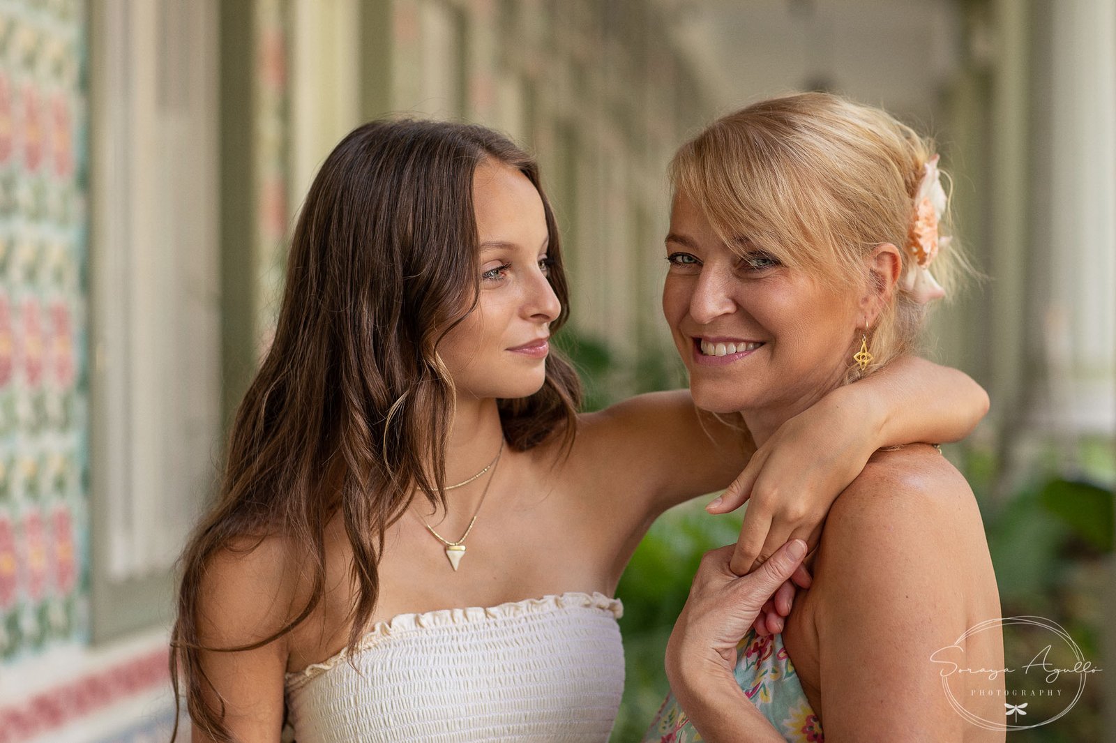 Miradas complices entre madre e hija