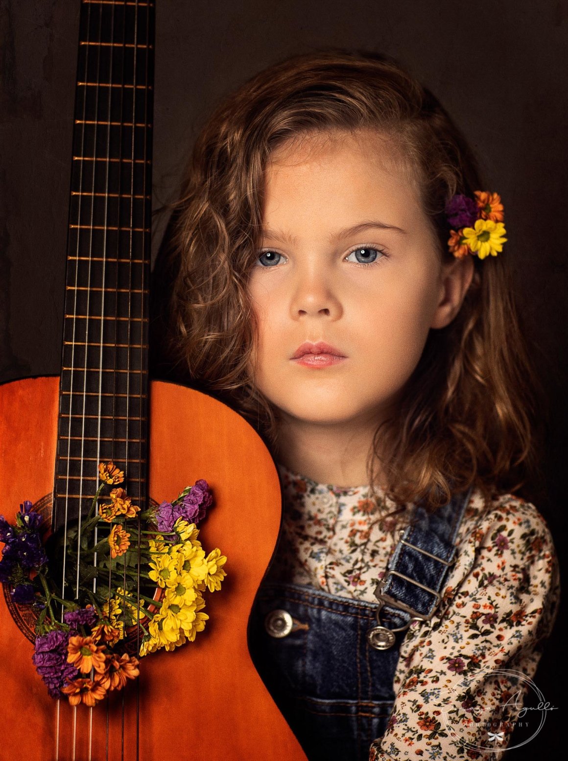Guitarra con flores en sesión fotos en Almansa