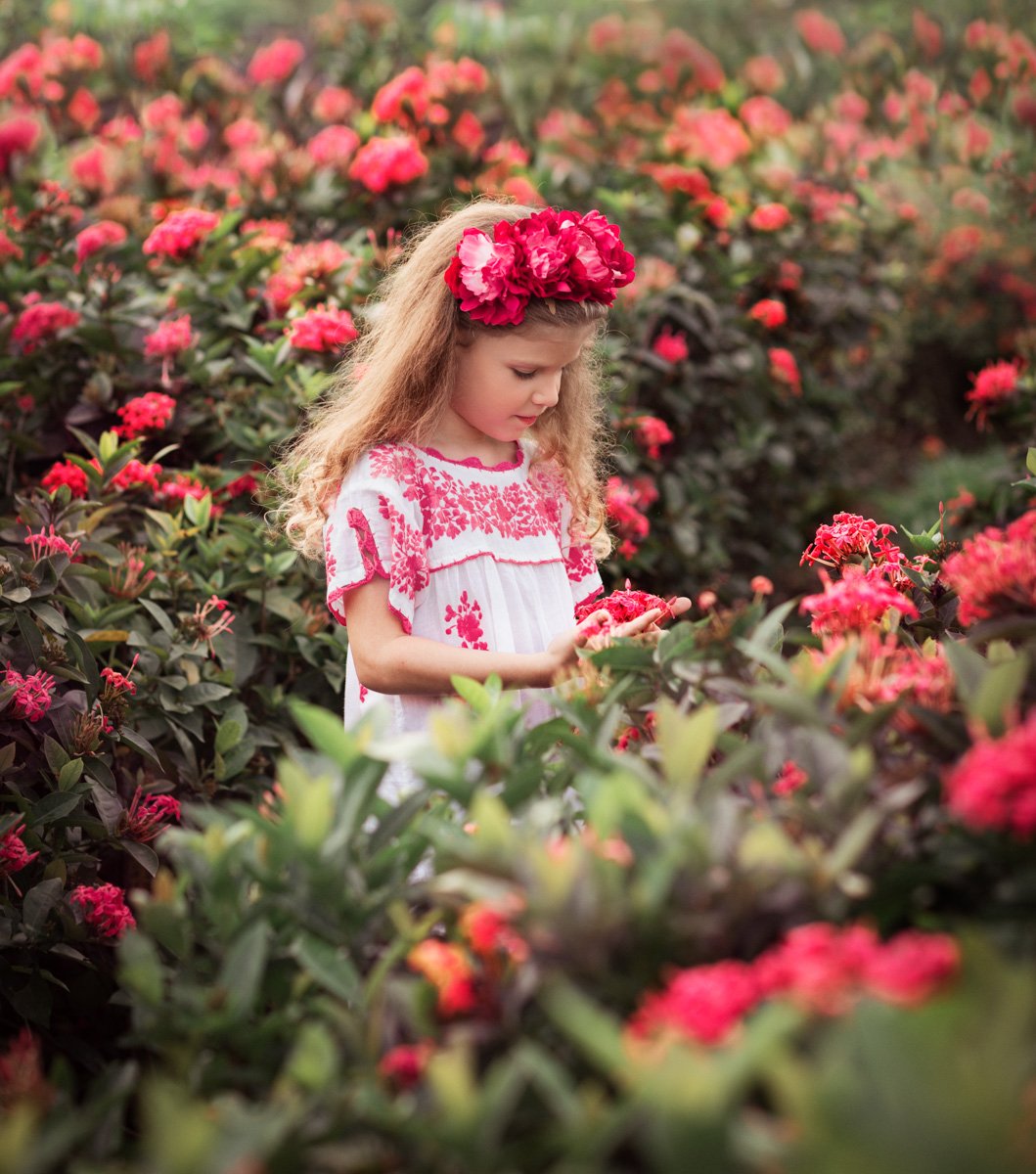 foto de niña cogiendo flores en Caudete