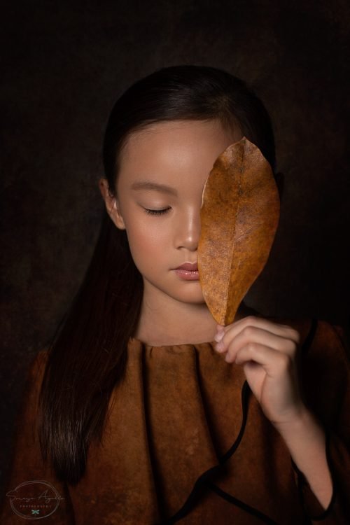 niña con hoja en la cara por Soraya Agullo
