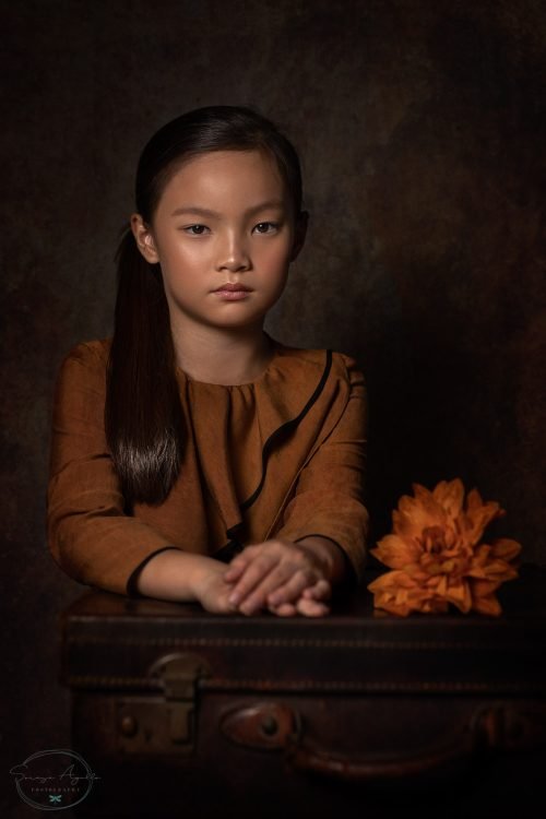 Retrato creativo de estudio colores ocre
